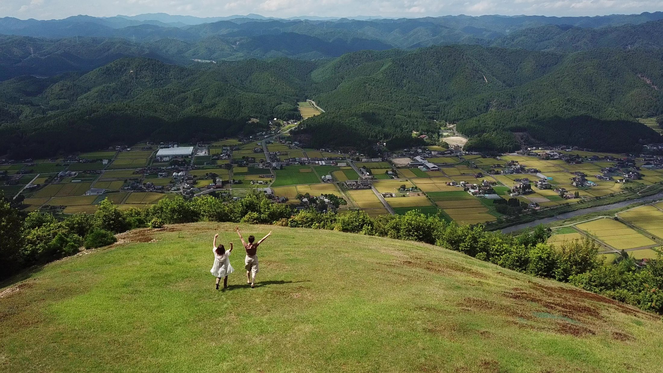 京北の山頂からの眺望とひらけた草原