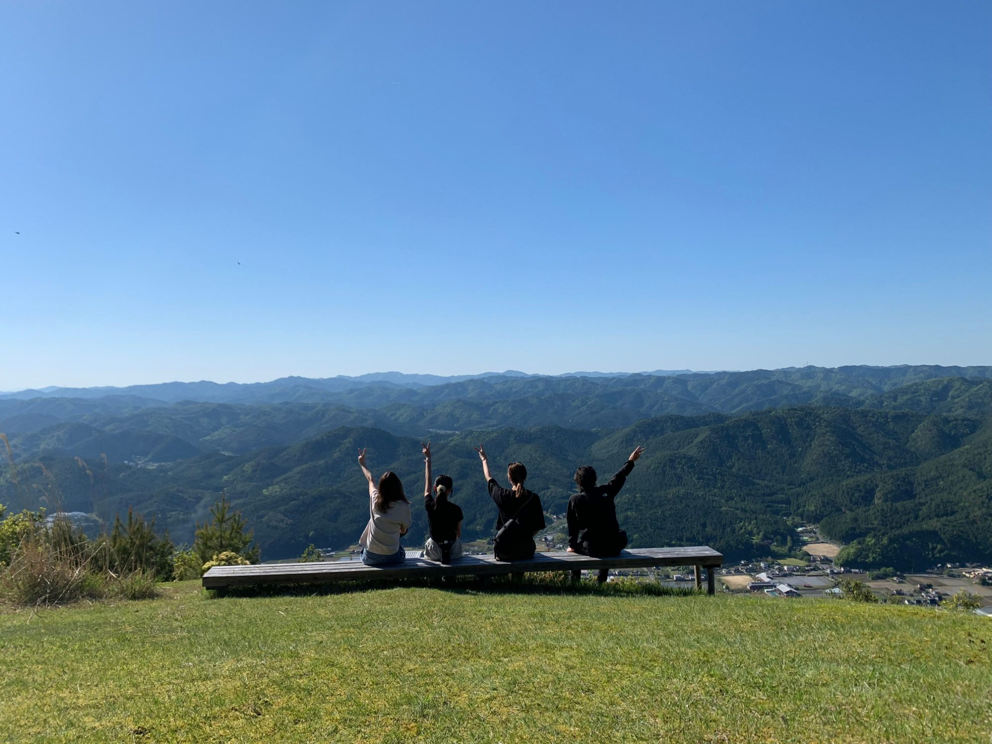 山頂で達成感を分かち合うご家族