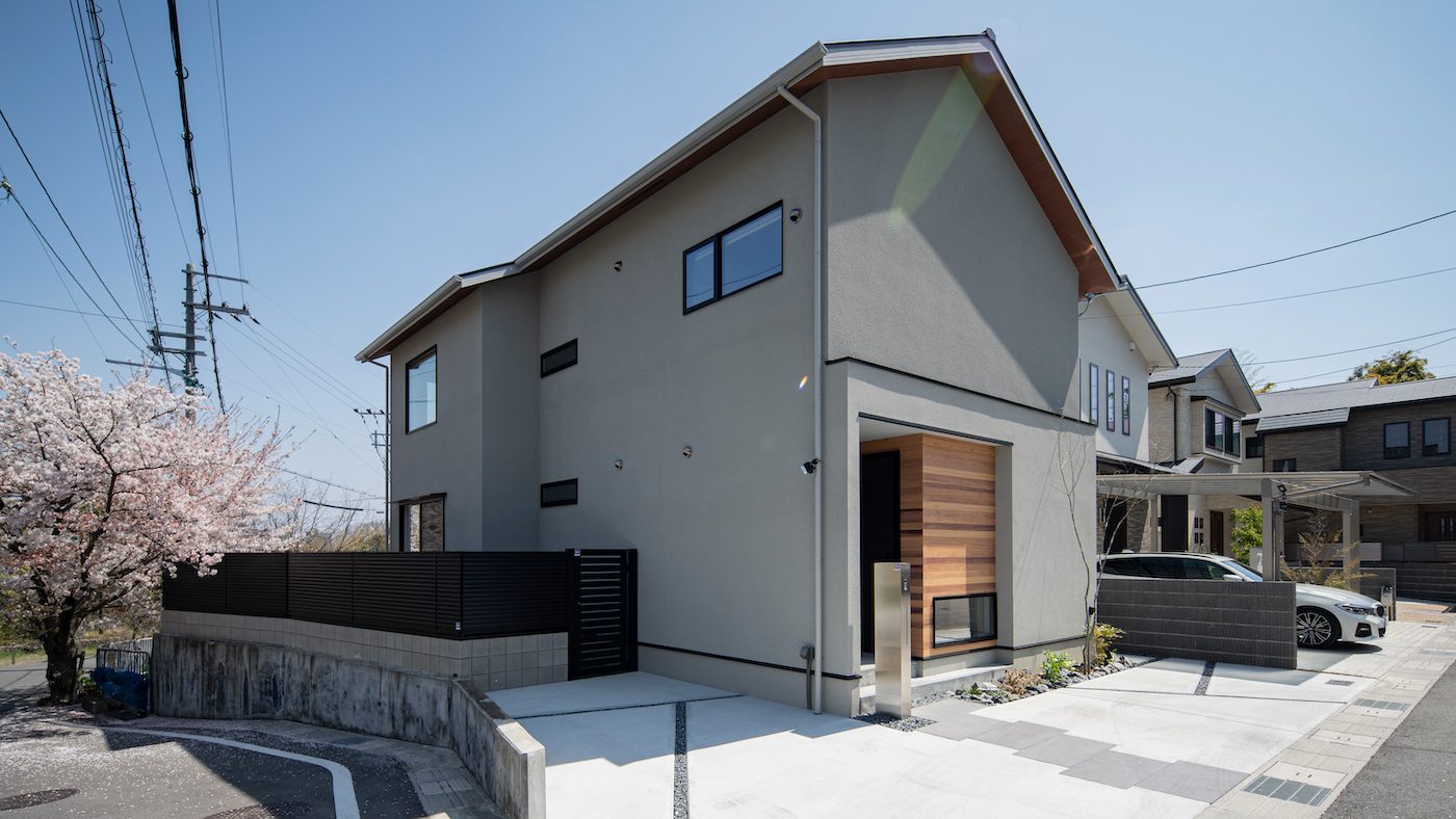 桜の咲く通りに立つ外観
